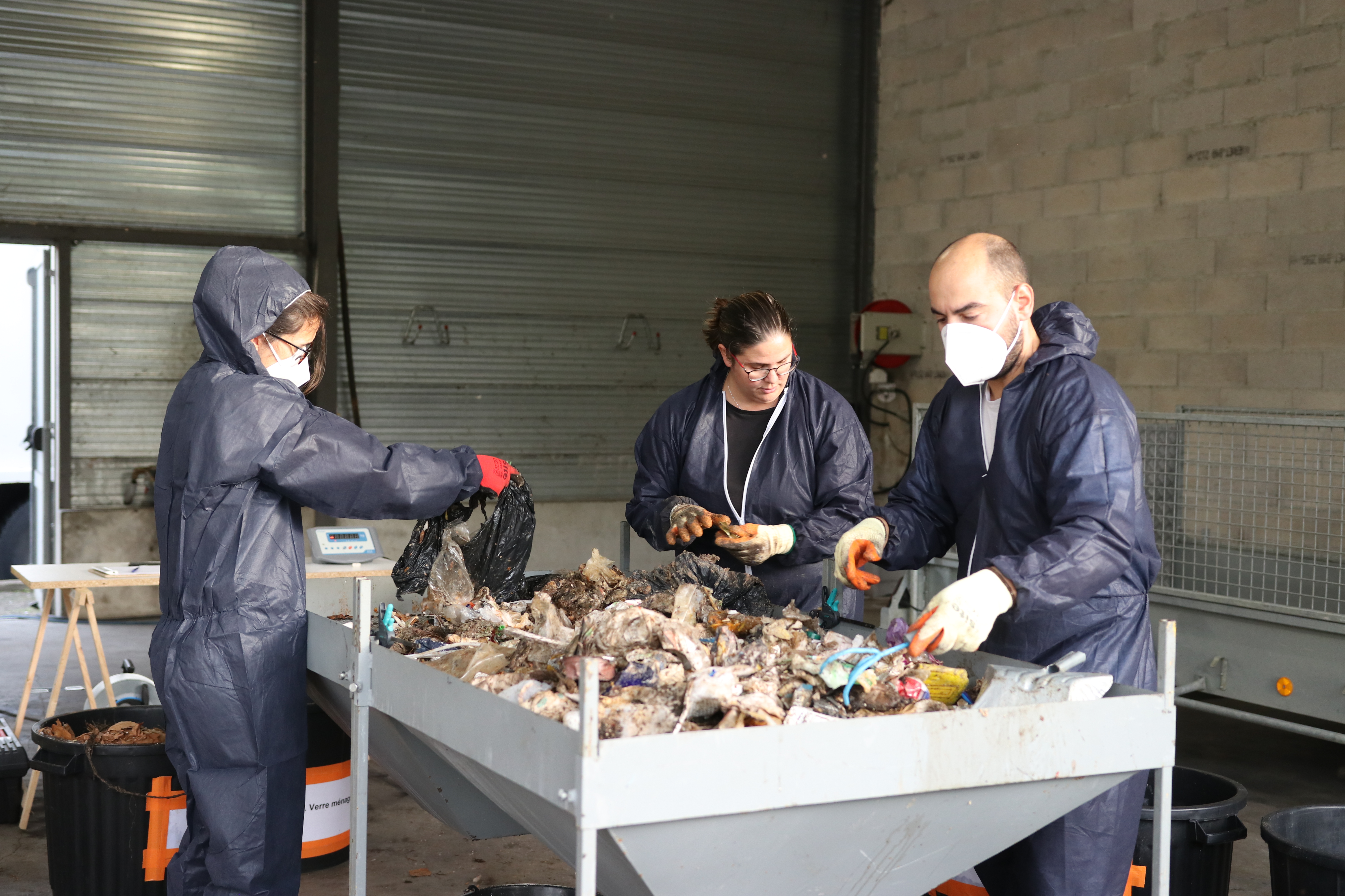 Ordures ménagères en train d'être triés sur une table de tri