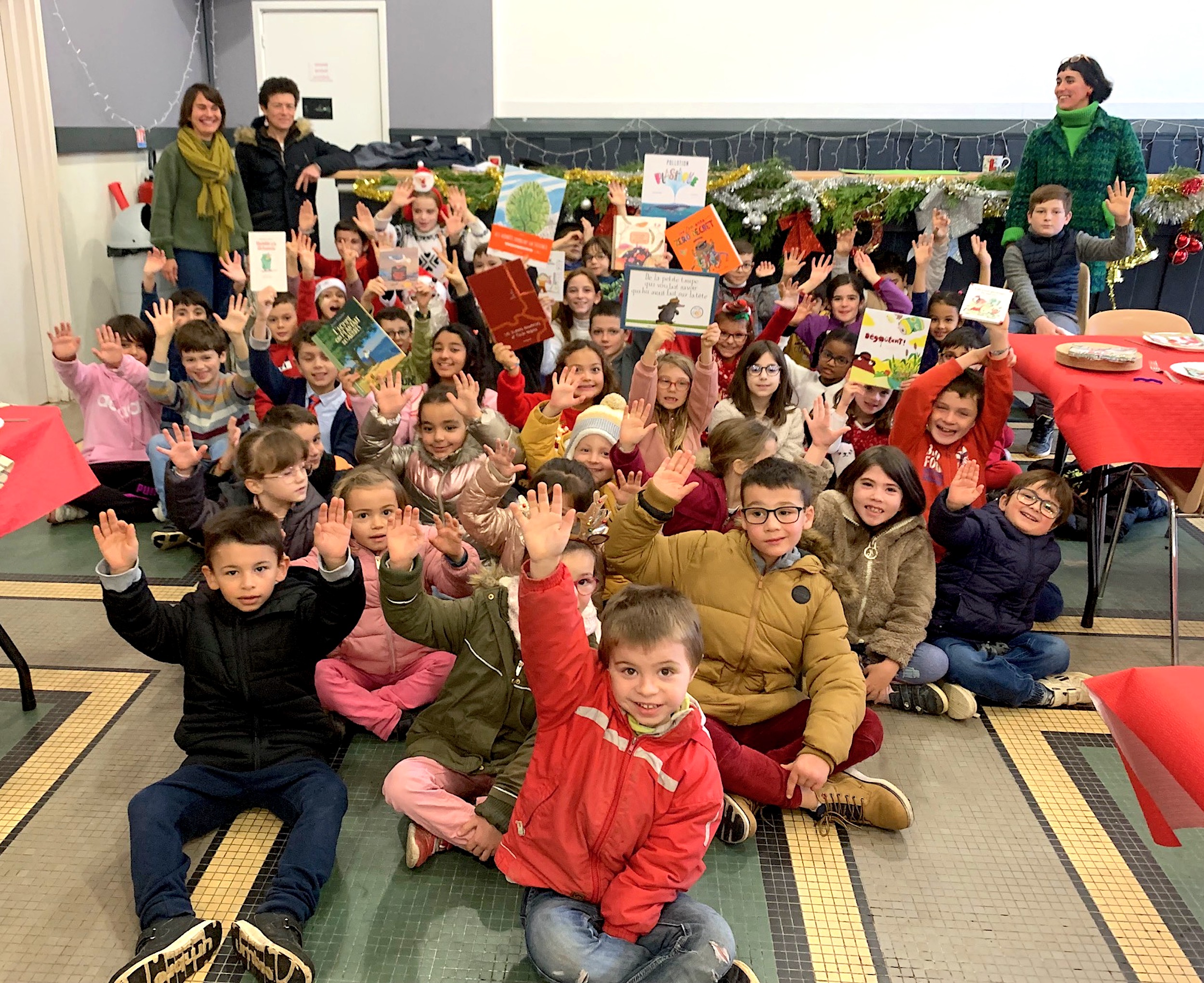 Photo des élèves de Larrazet recevant leurs livres - Crédit photo Jean Deschamps pour la Dépêche