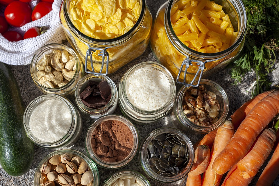 Bocaux remplis de pâtes, sucre, céréales et légumes en vrac